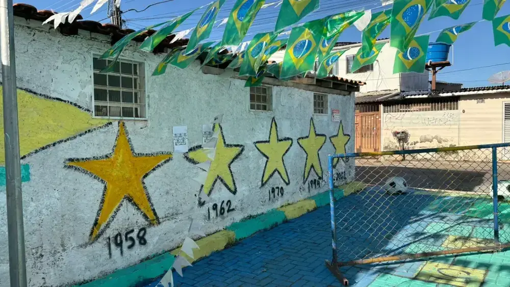 Beco do Cruzeiro vira point de torcida com decoração da Copa