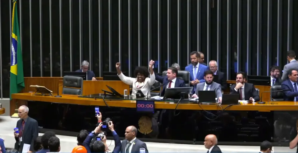 Câmara aprova fim da escala 6x1; PEC vai ao Senado