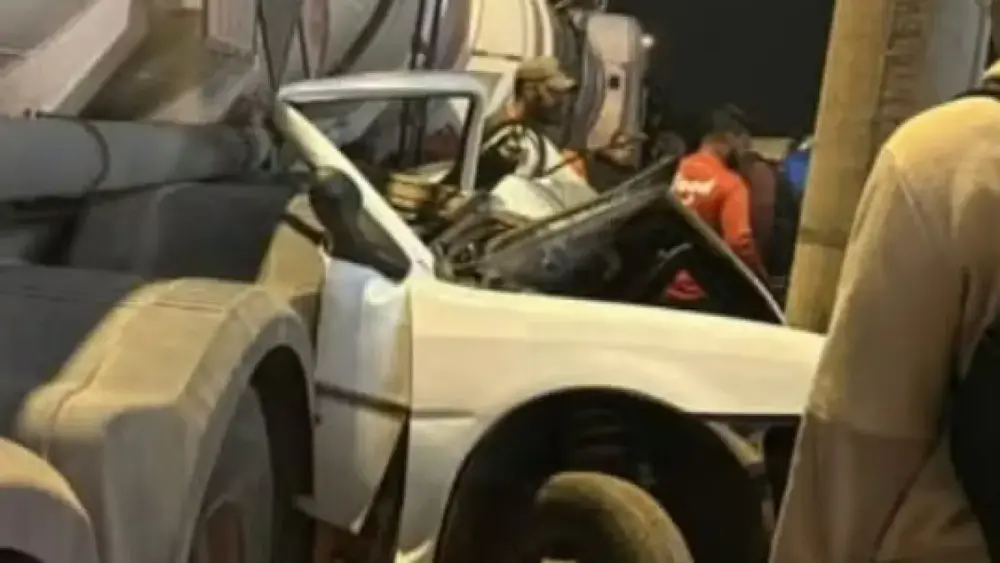 Carro prensado entre caminhão e poste mata motorista em GO