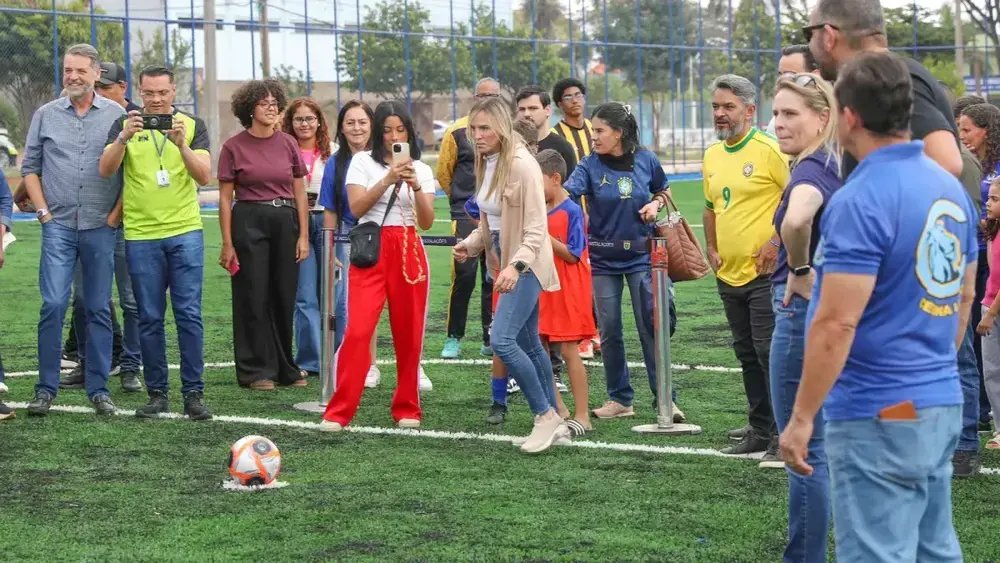 Celina Leão inaugura reformas de campos sintéticos em Taguatinga e Samambaia