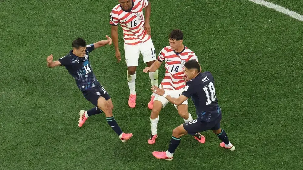 EUA goleia Paraguai e assume liderança na Copa