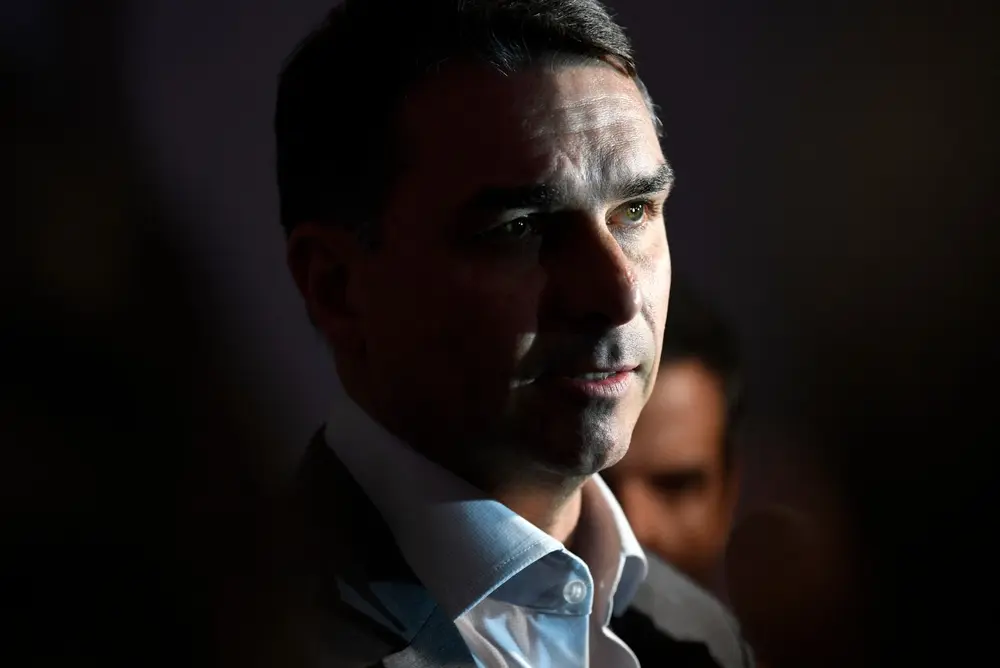 Flávio quer base para mudar Constituição e defende reduzir ministérios