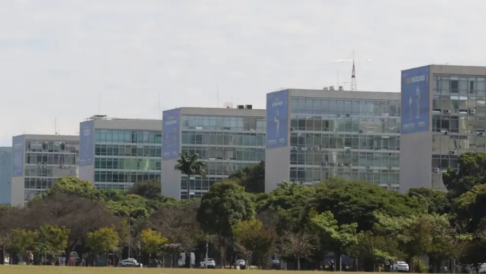 Governo libera servidor 3h antes em jogos do Brasil