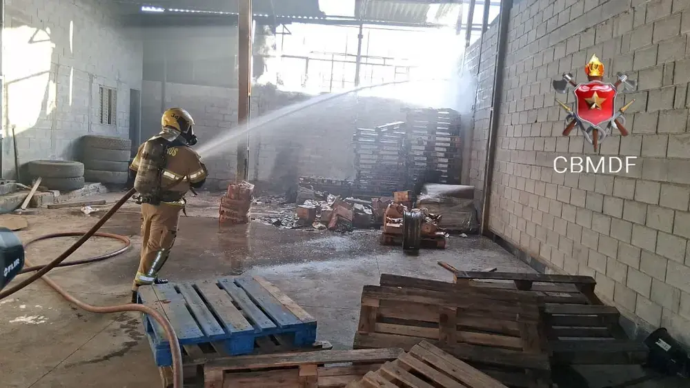 Incêndio em galpão de Ceilândia é controlado; sem vítimas