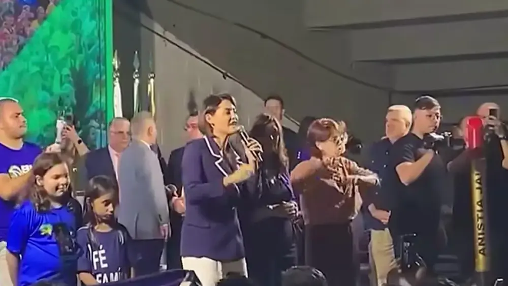 Michelle defende Bia Kicis, mas evita falar da própria candidatura